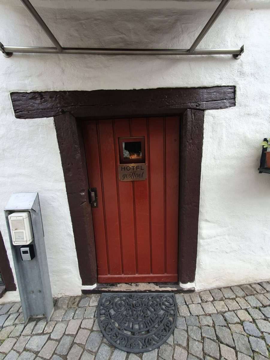 „SCHIEFES HAUS“: Udovica, ključ i kuća zbog koje svi žele u grad u kojem Dunav razdvaja Bavarsku i Baden-Württemberg Čak i ako ste manjeg rasta morat ćete se sagnuti kako bi ušli u hotel / Foto: Fenix (MD)