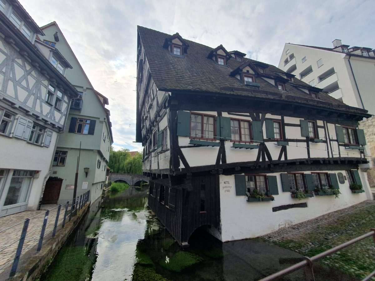 „SCHIEFES HAUS“: Udovica, ključ i kuća zbog koje svi žele u grad u kojem Dunav razdvaja Bavarsku i Baden-Württemberg Schiefes Haus u Ulmu / Foto: Fenix (MD)