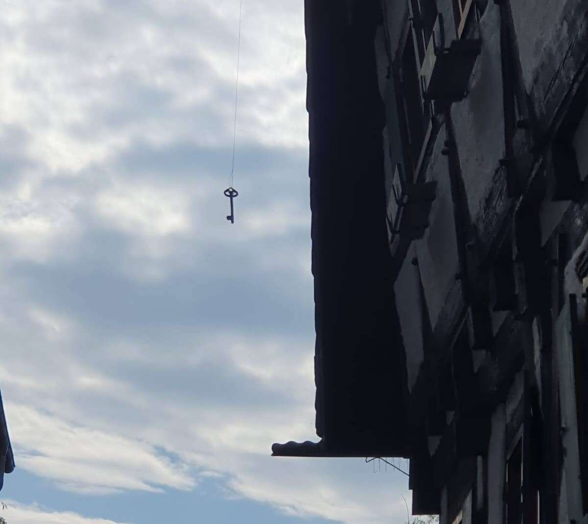 „SCHIEFES HAUS“: Udovica, ključ i kuća zbog koje svi žele u grad u kojem Dunav razdvaja Bavarsku i Baden-Württemberg Ključ koji visi s "nagnutog hotela" / Foto: Fenix (MD)