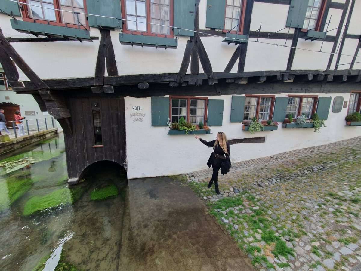 „SCHIEFES HAUS“: Udovica, ključ i kuća zbog koje svi žele u grad u kojem Dunav razdvaja Bavarsku i Baden-Württemberg „SCHIEFES HAUS“: Udovica, ključ i kuća zbog koje svi žele u grad u kojem Dunav razdvaja Bavarsku i Baden-Württemberg