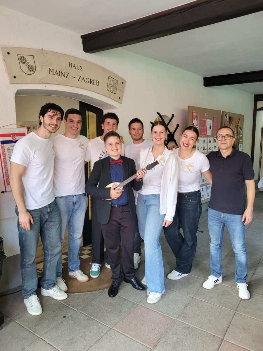U NATJECANJU SUDJELOVAO I HRVAT: Proglašeni pobjednici 3. međunarodnog gastro natjecanja osoba s invaliditetom „Cupi's Spoon“ u Mainzu Mladi pijanist Josip Nikola Garić s mladim folklorašima iz Mainza/ Foto: Fenix (MD)