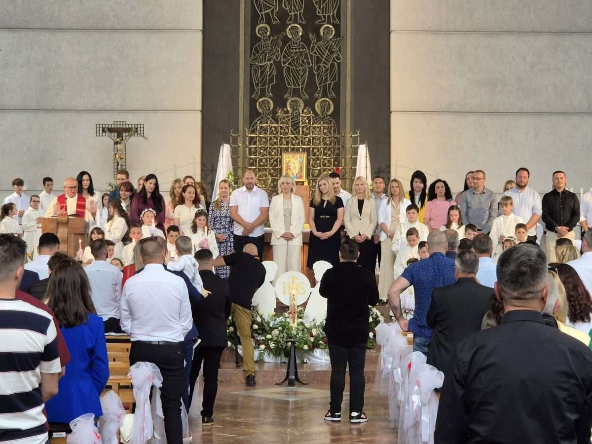 SAKRAMENT PRVE SVETE PRIČESTI U HKZ MAINZ: Prvopričesnici zajedno zapjevali “Kriste u tvoje ime sad smo ovdje svi….” Sakrament Prve svete pričesti u Mainzu / Foto: Fenix (MD)
