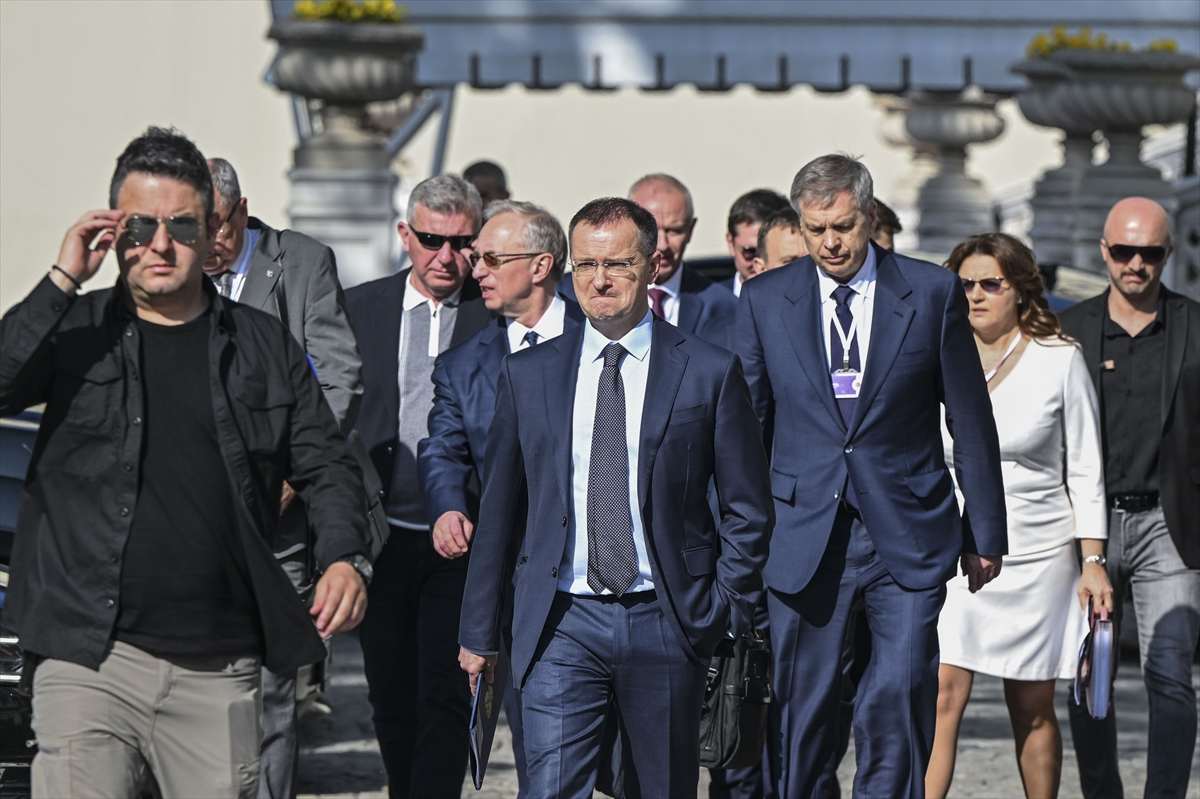 Pomoćnik predsjednika Rusije Vladimir Medinski stiže u istanbulsku palači Ciragan u Istanbulu / Foto: Anadolu
