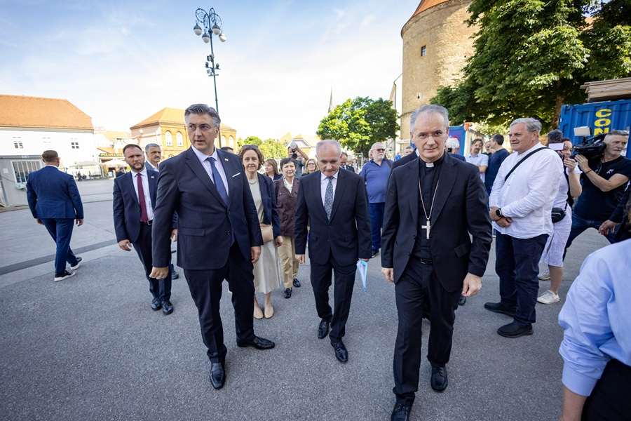 PLENKOVIĆ: U obnovu katedrale uložena 42 milijuna eura PLENKOVIĆ: U obnovu katedrale uložena 42 milijuna eura