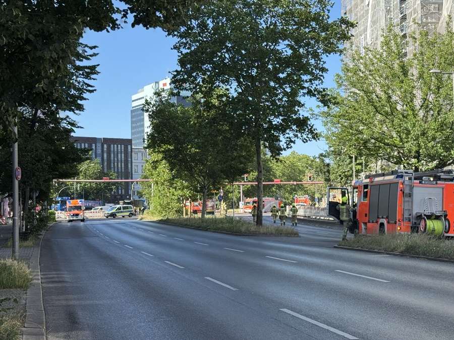 ČULE SE SNAŽNE EKSPLOZIJE U BERLINU: Veliki požar na zgradi, ulice su bile zatvorene, panika u gradu Požar na neboderu u Berlinu / Foto: Anadolu
