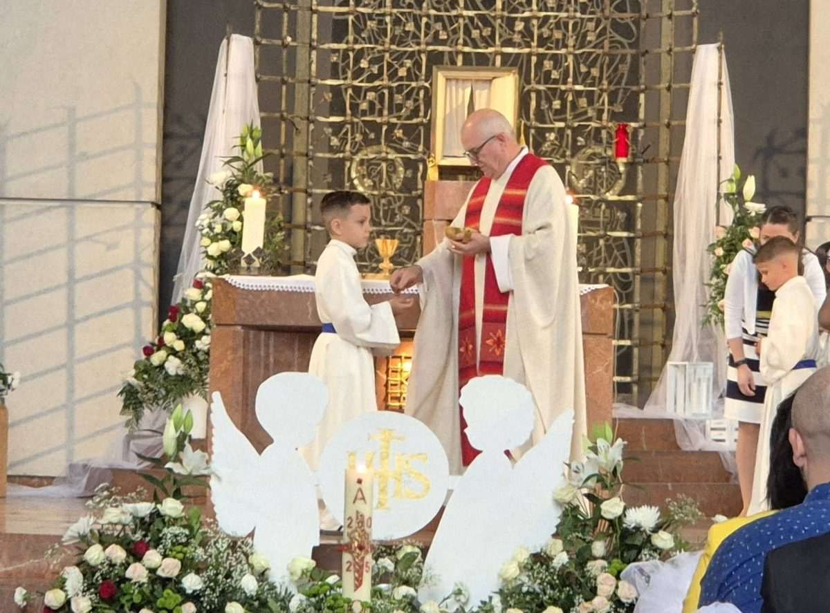 SAKRAMENT PRVE SVETE PRIČESTI U HKZ MAINZ: Prvopričesnici zajedno zapjevali “Kriste u tvoje ime sad smo ovdje svi….” Sakrament Prve svete pričesti u Mainzu / Foto: Fenix (MD)