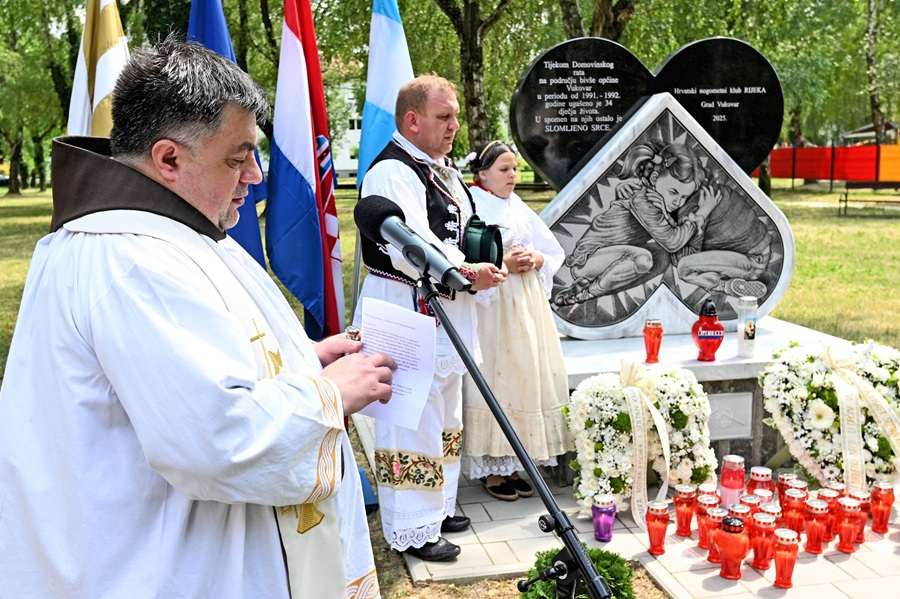 "SLOMLJENO SRCE": U Borovom naselju otkriveno spomen obilježje za djecu ubijenu u Vukovaru i okolici Svečano otkrivanje spomen-obilježlja "Slomljeno srce" / Foto: Hina