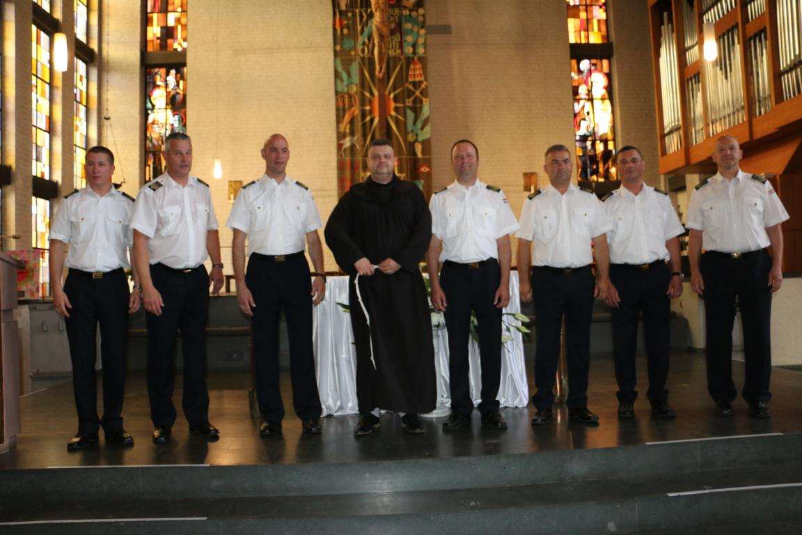 (VIDEO i FOTO) KLAPA "SV. JURAJ" HRM ODUŠEVILA U WIESBADENU: Okupili se Hrvati iz cijelog Rajnsko-majnskog područja Fra Kristijan Montina s klapom sv. Juraj u Wiesbdenu / Foto: Fenix (MD)