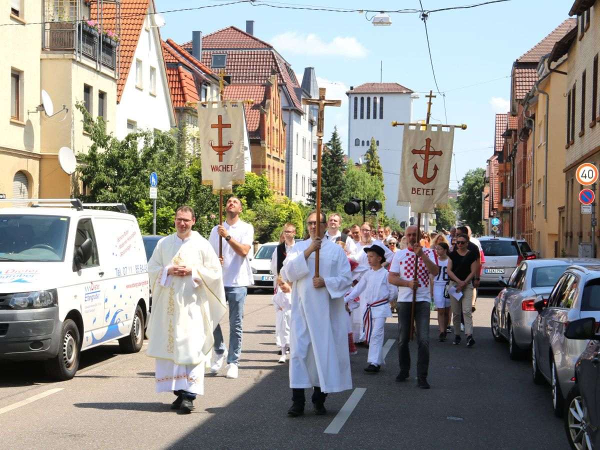 STUTTGART/FEUERBACH: Hrvati zajedno proslavili blagdan Tijelova Hrvati u Stuttgart-Feurbachu su zajedno proslavili blagdan Tijelova / Foto: Fenix (Željko Cindrić)