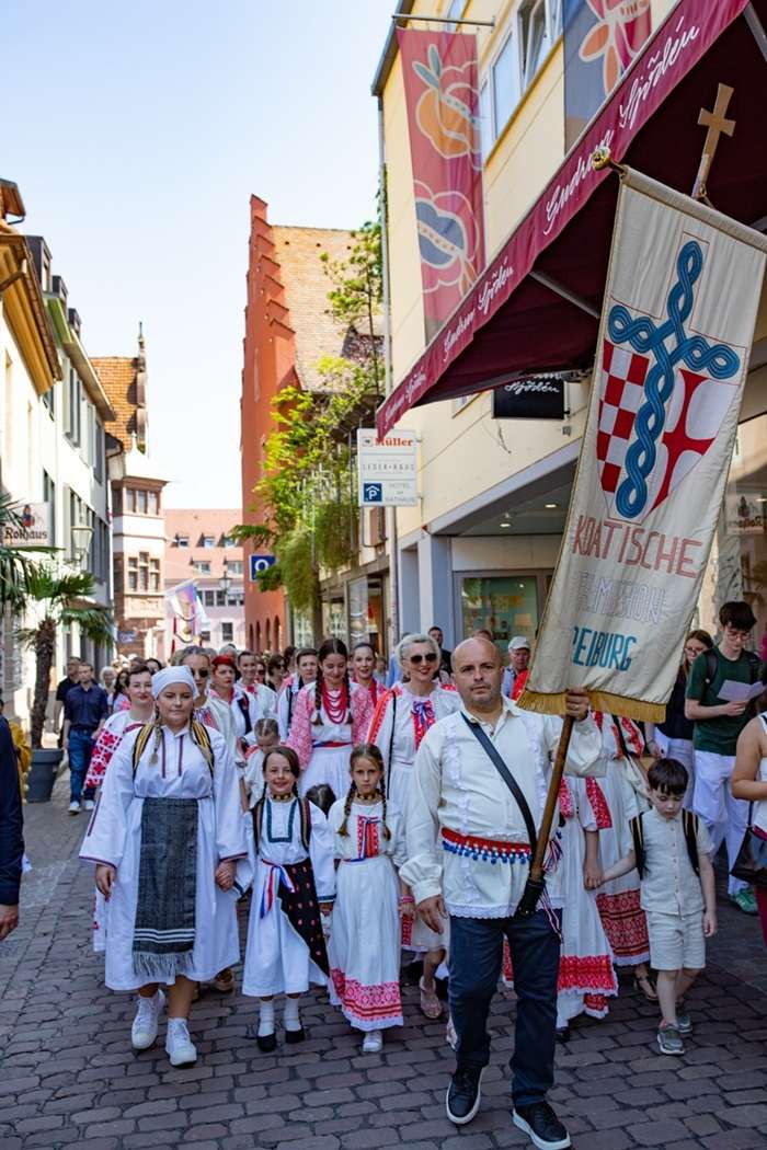 FREIBURG: Hrvati i Nijemci svečano obilježili svetkovinu Tijelova u Freiburgu Proslava blagdana Tijelova u Freiburgu / Foto: Fenix (Blago Džajkić)
