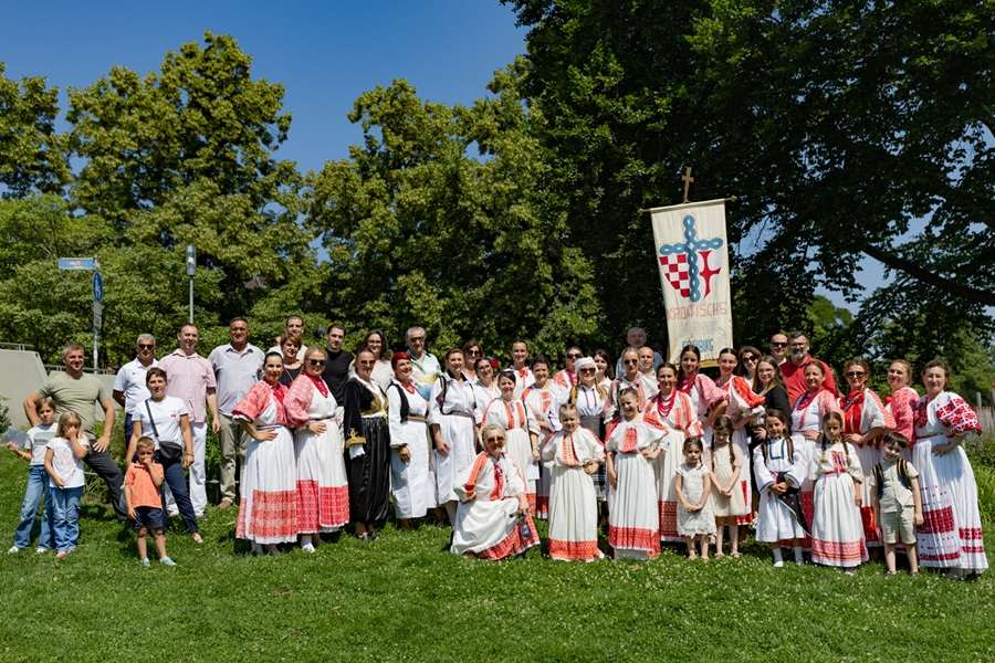 FREIBURG: Hrvati i Nijemci svečano obilježili svetkovinu Tijelova u Freiburgu Proslava blagdana Tijelova u Freiburgu / Foto: Fenix (Blago Džajkić)