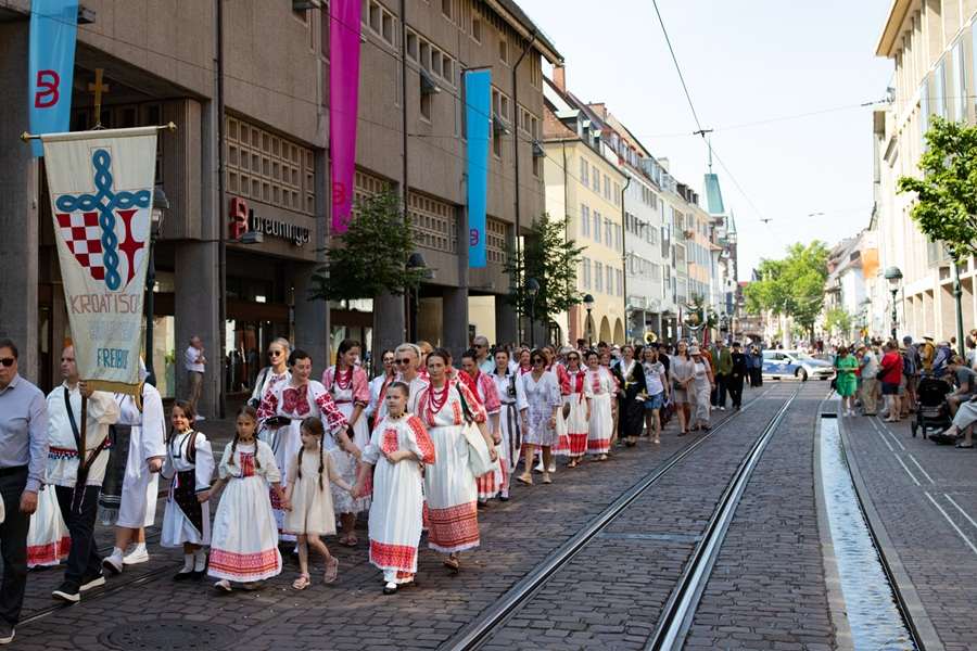 FREIBURG: Hrvati i Nijemci svečano obilježili svetkovinu Tijelova u Freiburgu Proslava blagdana Tijelova u Freiburgu / Foto: Fenix (Blago Džajkić)