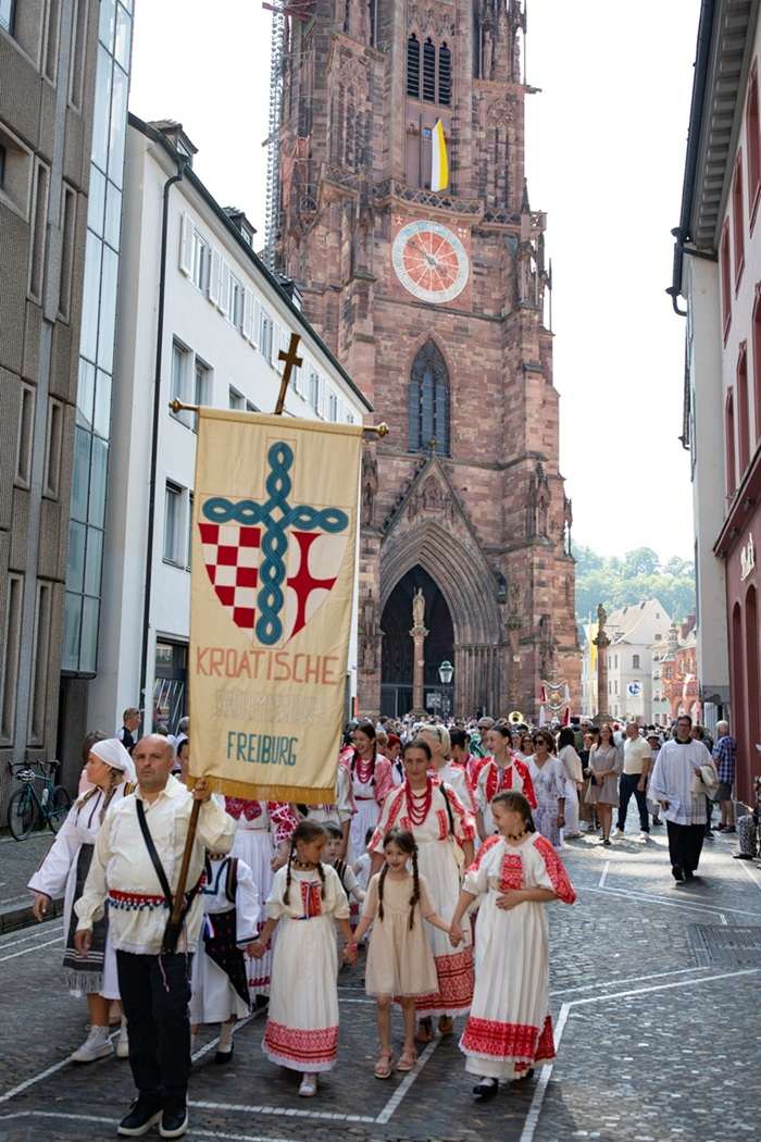 FREIBURG: Hrvati i Nijemci svečano obilježili svetkovinu Tijelova u Freiburgu Proslava blagdana Tijelova u Freiburgu / Foto: Fenix (Blago Džajkić)