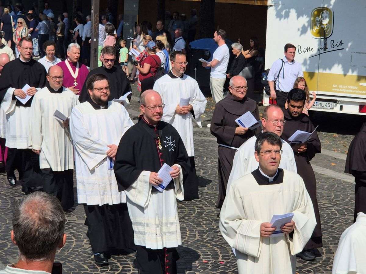 HRVATI S NIJEMCIMA NA BLAGDAN TIJELOVA: Blagdan Tijelova u Mainzu se slavi od davne 1283. godine HRVATI S NIJEMCIMA NA BLAGDAN TIJELOVA: Blagdan Tijelova u Mainzu se slavi od davne 1283. godine