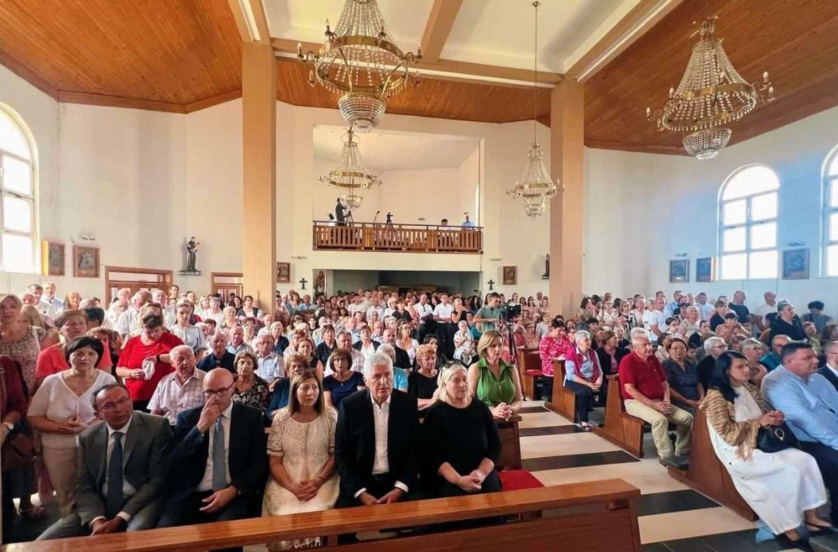 OBILJEŽENA 150. OBLJETNICA ŽUPE KANDIJA: Svečano misno slavlje uz nazočnost predsjednika Čovića i izaslanstva HNS-a BiH Župa Kandija obilježila 150 godina postojanja / Foto: Fenix (Ured za informiranje HNS-a)