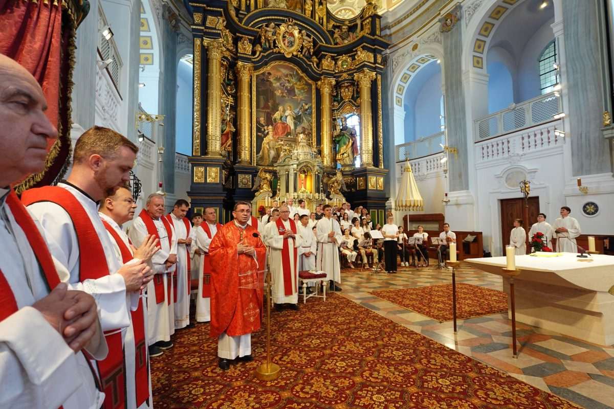 HRVATI U MARIJANSKOM SVETIŠTU: Tradicionalno hodočašće hrvatskih katoličkih zajednica iz cijele Bavarske svetištu Gospe od Altöttinga Misno slavlje na tradicionalnom hodočašću/ Foto: Fenix (SIM)