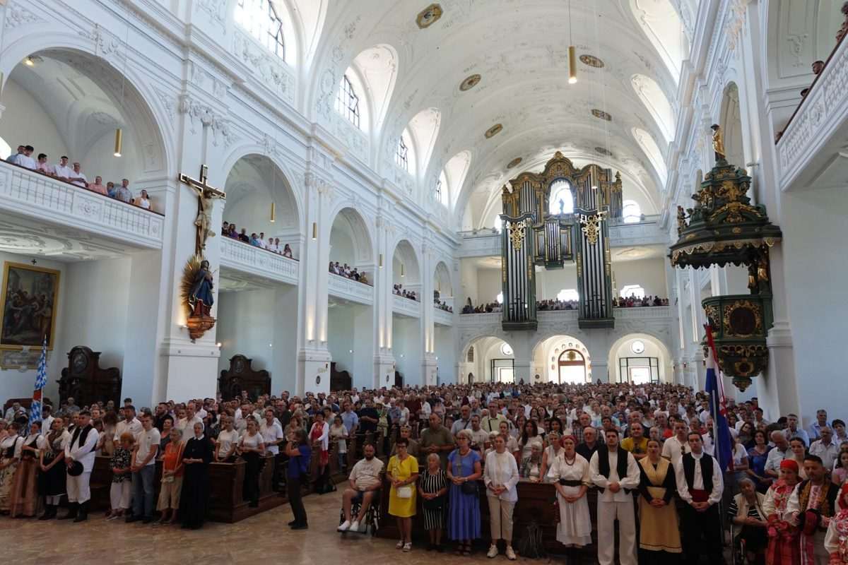 HRVATI U MARIJANSKOM SVETIŠTU: Tradicionalno hodočašće hrvatskih katoličkih zajednica iz cijele Bavarske svetištu Gospe od Altöttinga Misno slavlje na tradicionalnom hodočašću/ Foto: Fenix (SIM)