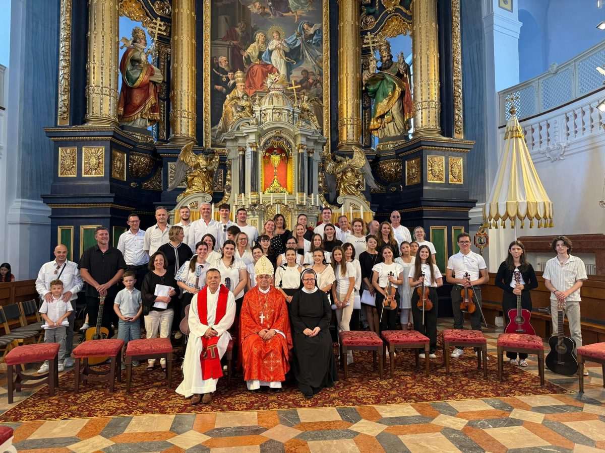 HRVATI U MARIJANSKOM SVETIŠTU: Tradicionalno hodočašće hrvatskih katoličkih zajednica iz cijele Bavarske svetištu Gospe od Altöttinga Tradicionalno hodočašće/ Foto: Fenix (SIM)