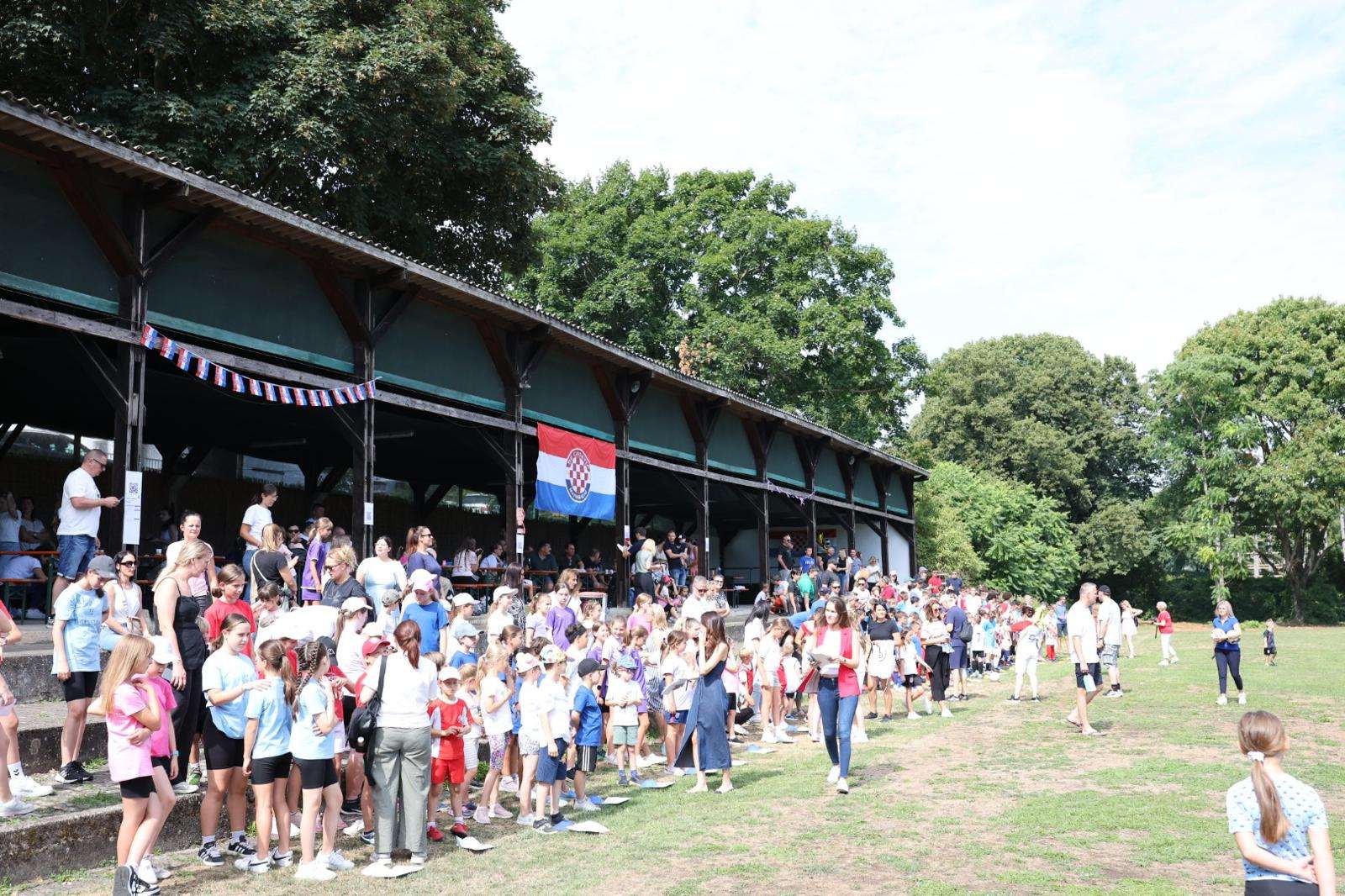 HRVATSKI DAN U MANNHEIMU: Velik broj djece i roditelja odazvao se sportskim susretima za učenike hrvatske nastave iz cijelog Baden-Württemberga Hrvatski dan u Mannheimu / Foto: Fenix (Blago Džajkić)