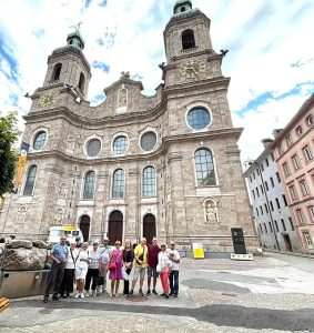 Pjesnici ispred Crkve