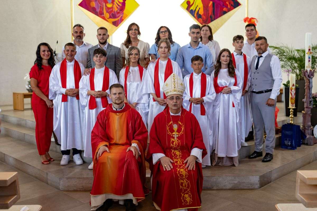 FREIBURG/RHEINFELDEN: Sakrament Svete potvrde primilo 24 krizmanika, biskup molio „Zdravo Mariju“ na norveškom jeziku Krizmanici u Rheinfeldenu / Foto: Fenix (Blago Džajkić)