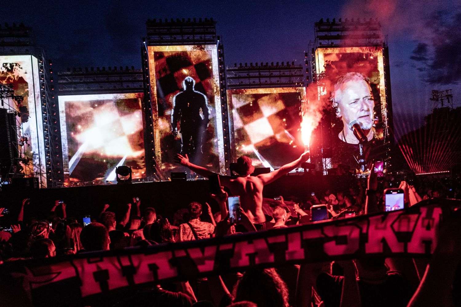 VELIČANSTVEN KONCERT NA HIPODROMU: Thompson otpjevao 30 pjesama pred više od 500 tisuća ljudi VELIČANSTVEN KONCERT NA HIPODROMU: Thompson otpjevao 30 pjesama pred više od 500 tisuća ljudi