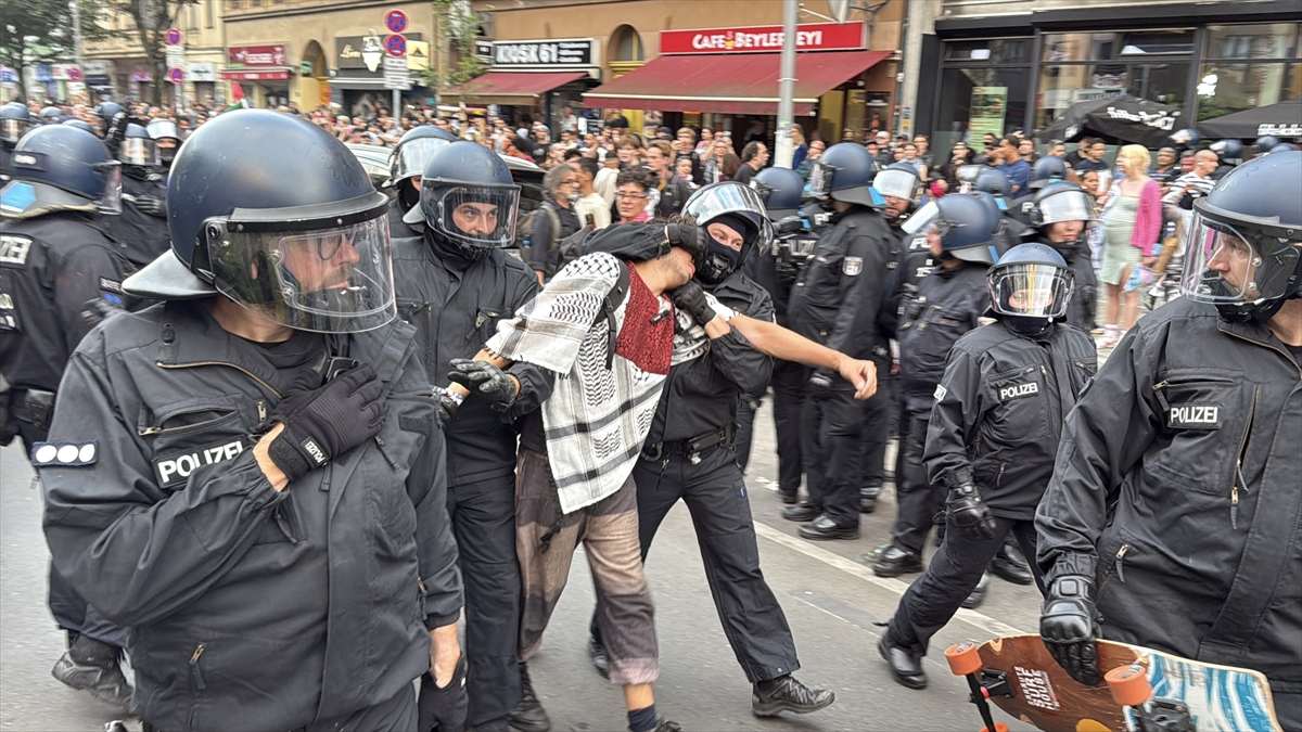 DESECI UHIĆENIH U BERLINU: Njemačka policija razbila veliki propalestinski skup u Kreuzbergu DESECI UHIĆENIH U BERLINU: Njemačka policija razbila veliki propalestinski skup u Kreuzbergu