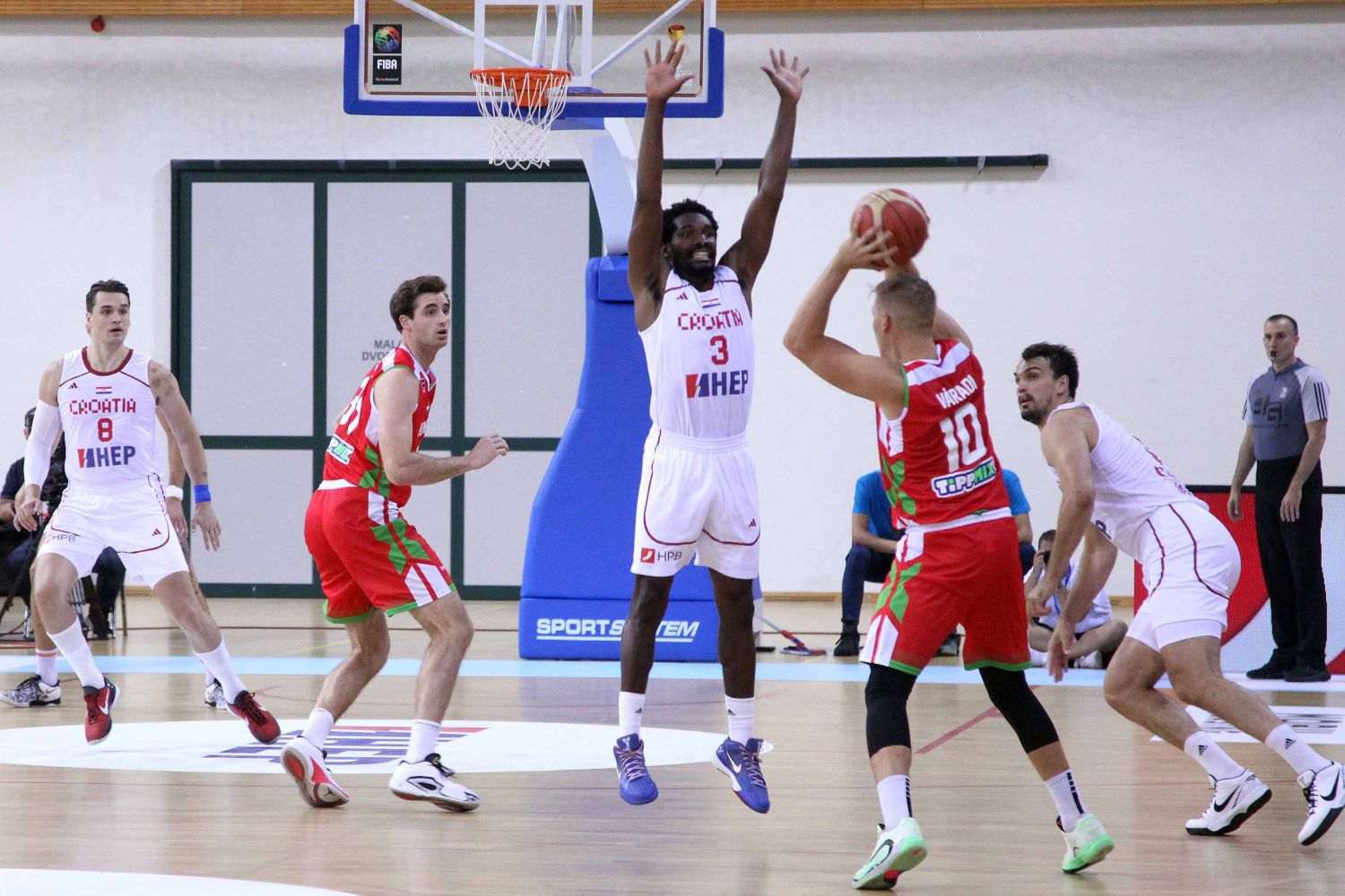 USPJEŠAN START IZBORNIKA MIJATOVIĆA: Košarkaši Hrvatske u Opatiji savladali Mađarsku sa 85:65 USPJEŠAN START IZBORNIKA MIJATOVIĆA: Košarkaši Hrvatske u Opatiji savladali Mađarsku sa 85:65