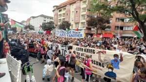DESECI UHIĆENIH U BERLINU: Njemačka policija razbila veliki propalestinski skup u Kreuzbergu
