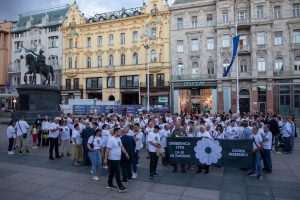 MIMOHOD SJEĆANJA NA SREBRENICU: Iz Zagreba poslana poruka solidarnosti, sjećanja i otpora zaboravu na 8.372 ubijenih u srpnju 1995. MIMOHOD SJEĆANJA NA SREBRENICU: Iz Zagreba poslana poruka solidarnosti, sjećanja i otpora zaboravu na 8.372 ubijenih u srpnju 1995.