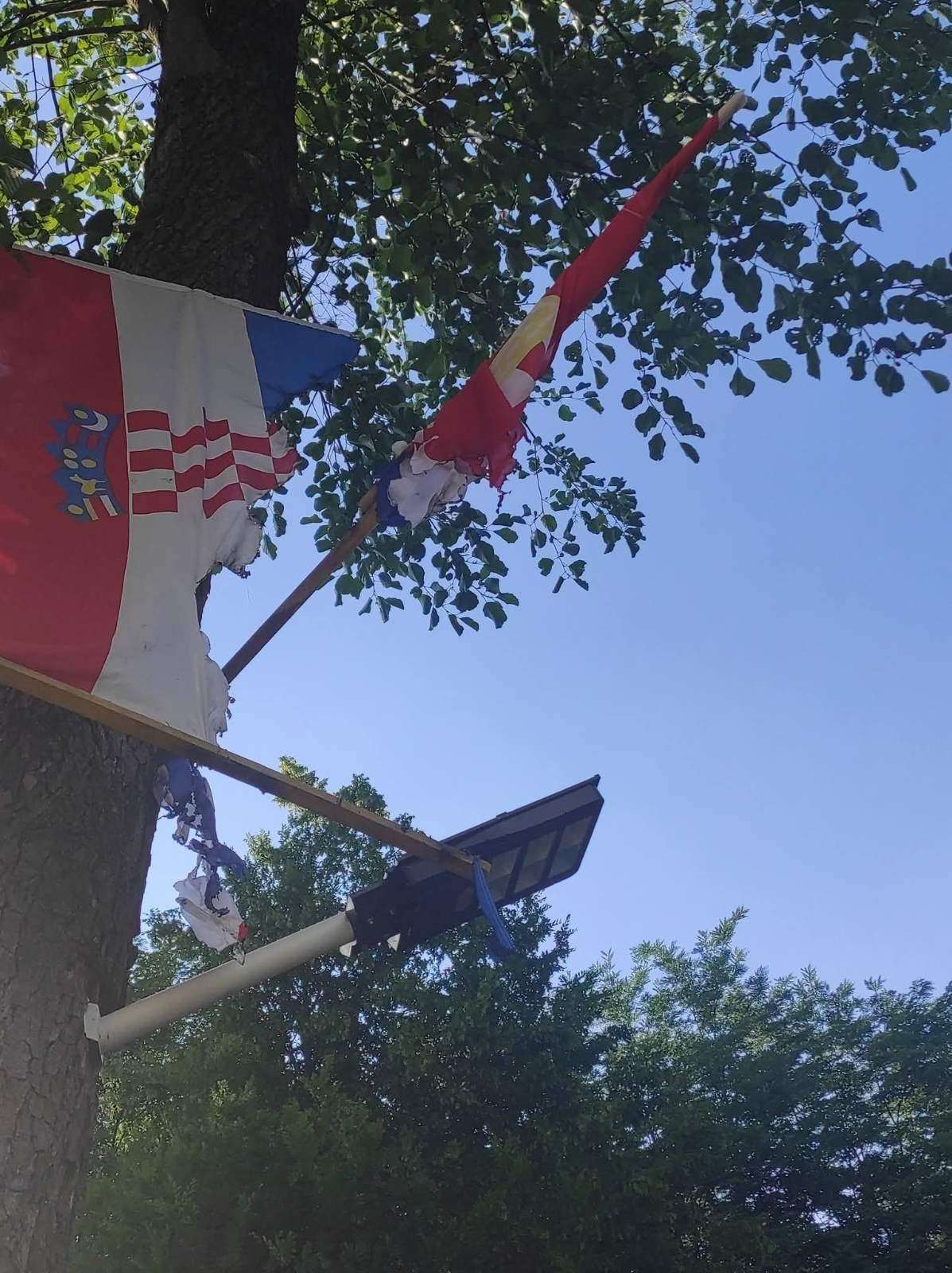 IZLJEV MRŽNJE: U Žepču zapaljena hrvatska zastava na dan Thompsonova koncerta u Zagrebu IZLJEV MRŽNJE: U Žepču zapaljena hrvatska zastava na dan Thompsonova koncerta u Zagrebu
