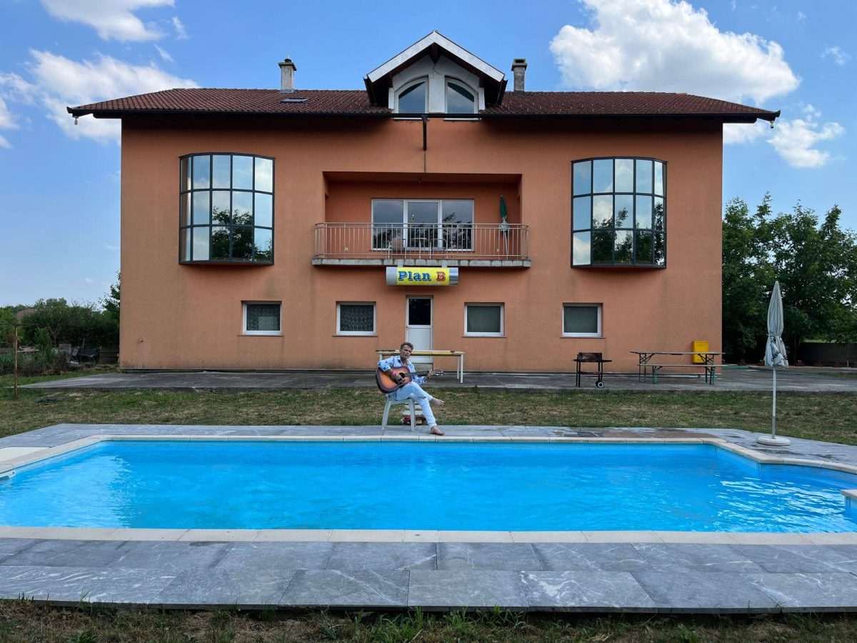 ZBOG THOMPSONOVOG KONCERTA: Hrvat iz Njemačke u svom zagrebačkom domu besplatno ugostio 100 ljudi Zagrebački dom Bare Vardića / Foto: Fenix (privatni arhiv)