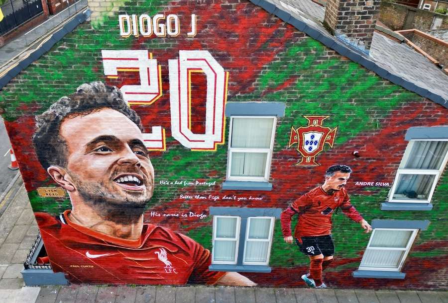 SMRT KOJA JE POTRESLA NOGOMETNI SVIJET: Mural u Liverpoolu u čast Dioga Jote i njegovog brata Mural u Liverpoolu u čast Dioga Jote i njegovog brata / Foto: Anadolu