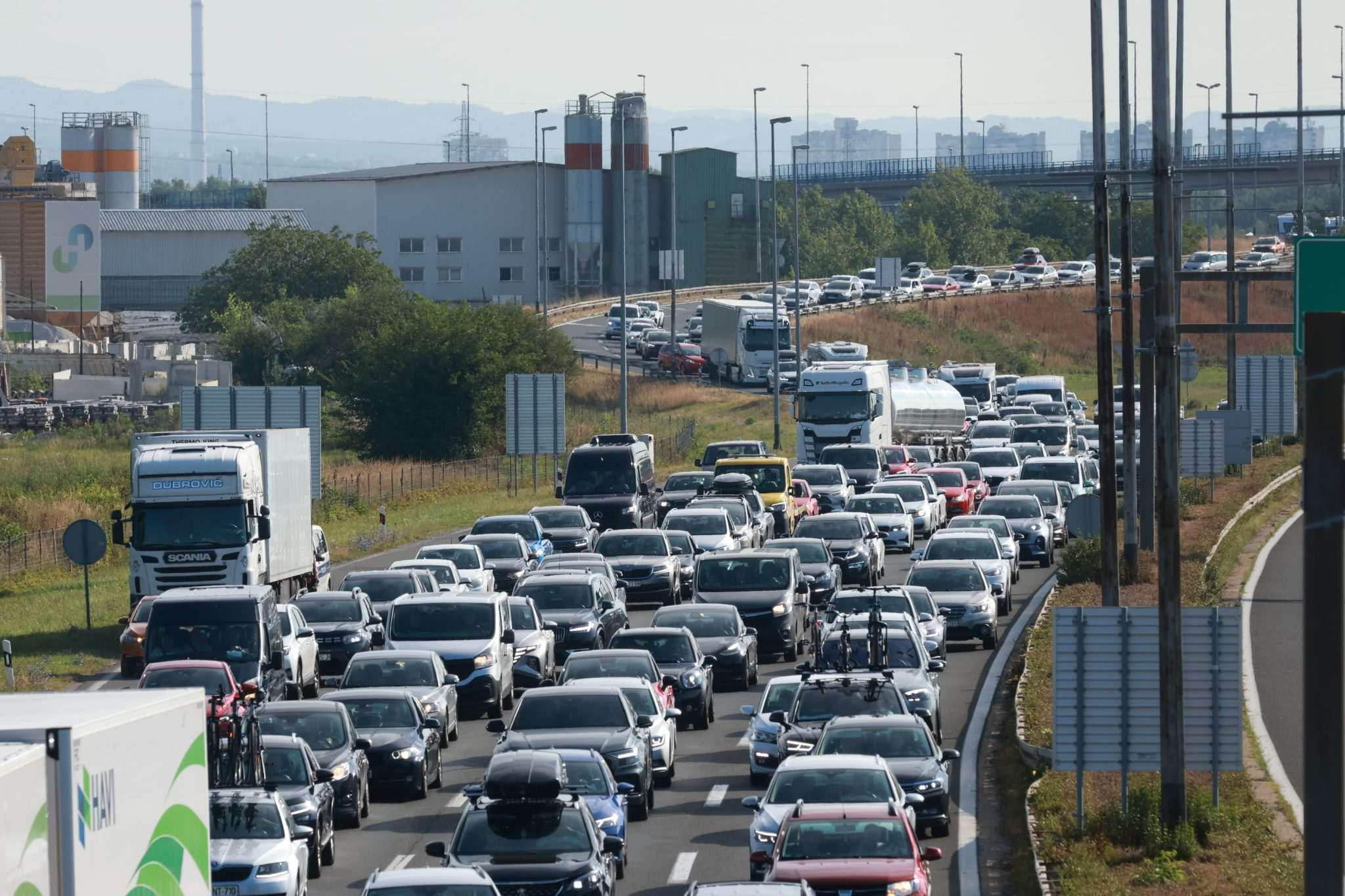 Kolona vozila na naplati Lučko/ Foto: Hina