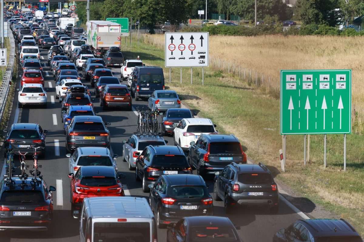 Kolona vozila na naplati Lučko/ Foto: Hina