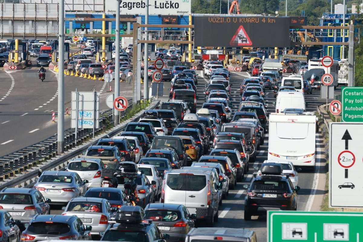 Kolona vozila na naplati Lučko/ Foto: Hina