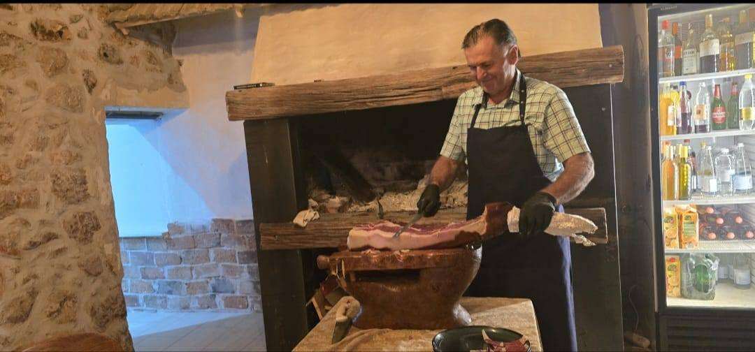 U GRUDAMA JE BILO VESELO: Hercegovke i Hercegovci u Marića Gaju pjevali do zore Hercegovac / Foto: Fenix (DS)