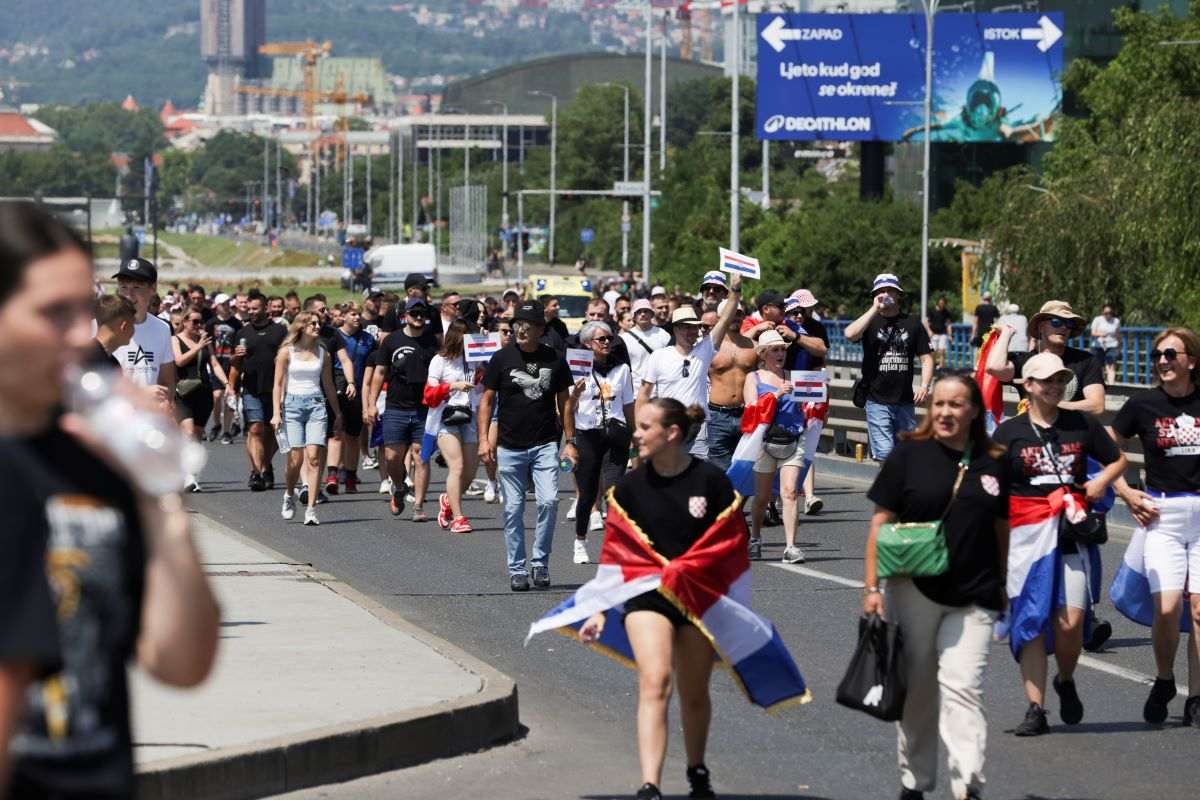 ZAGREB GORI UOČI KONCERTA: Rijeke ljudi slijevaju se prema Hipodromu, gužve na ulazima, zatvoren Avenue Mall ZAGREB GORI UOČI KONCERTA: Rijeke ljudi slijevaju se prema Hipodromu, gužve na ulazima, zatvoren Avenue Mall