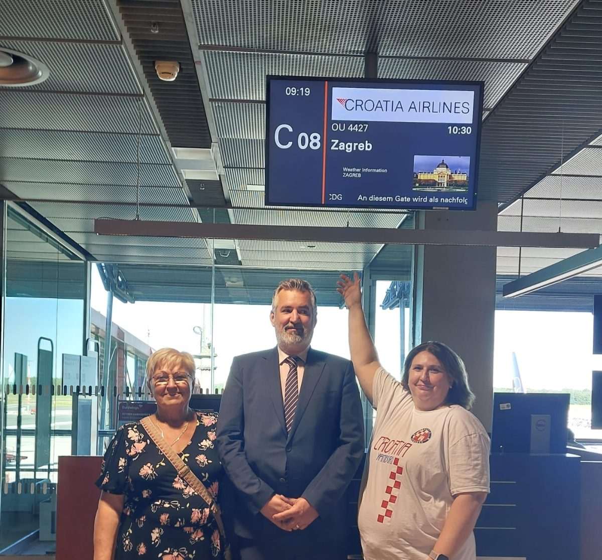 CROATIA AIRLINES UVELA NOVE LETOVE: U utorak, 1. srpnja, na direktnom letu iz Hamburga za Zagreb bilo je zanimljivo Mato Radić i Kristina Grubešić) / Foto: Fenix