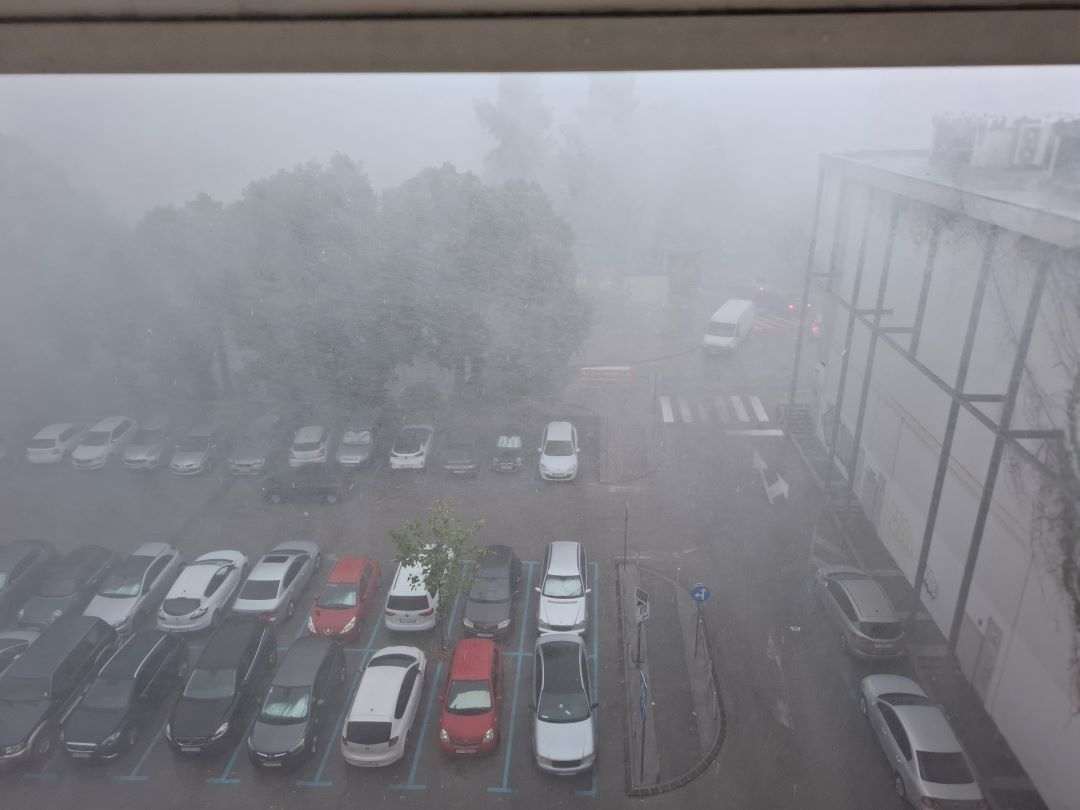 NEZAPAMĆENO NEVRIJEME POGODILO SPLIT: Nestalo električne energije, nastale bujične poplave, krupa i olujni vjetar ruše stabla, trajekt udario u brod Nevrijeme u Splitu/ Foto: Hina