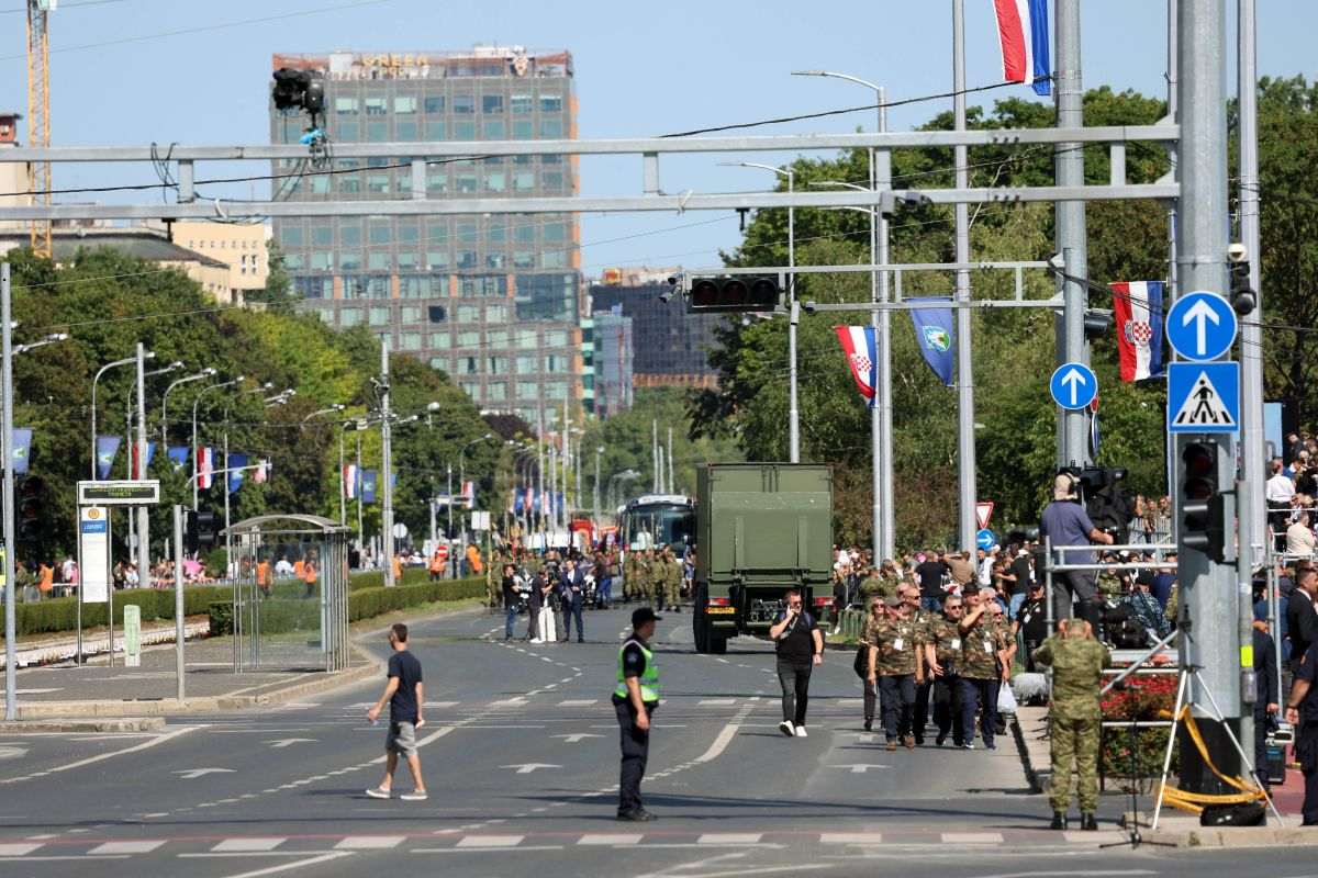 SVE JE SPREMNO ZA POČETAK MIMOHODA: Tenkovi i ostala motorizirana vozila izašla su iz vojarni Pripreme uoči vojnog mimohoda u čast VRO "Oluja" / Foto: Hina