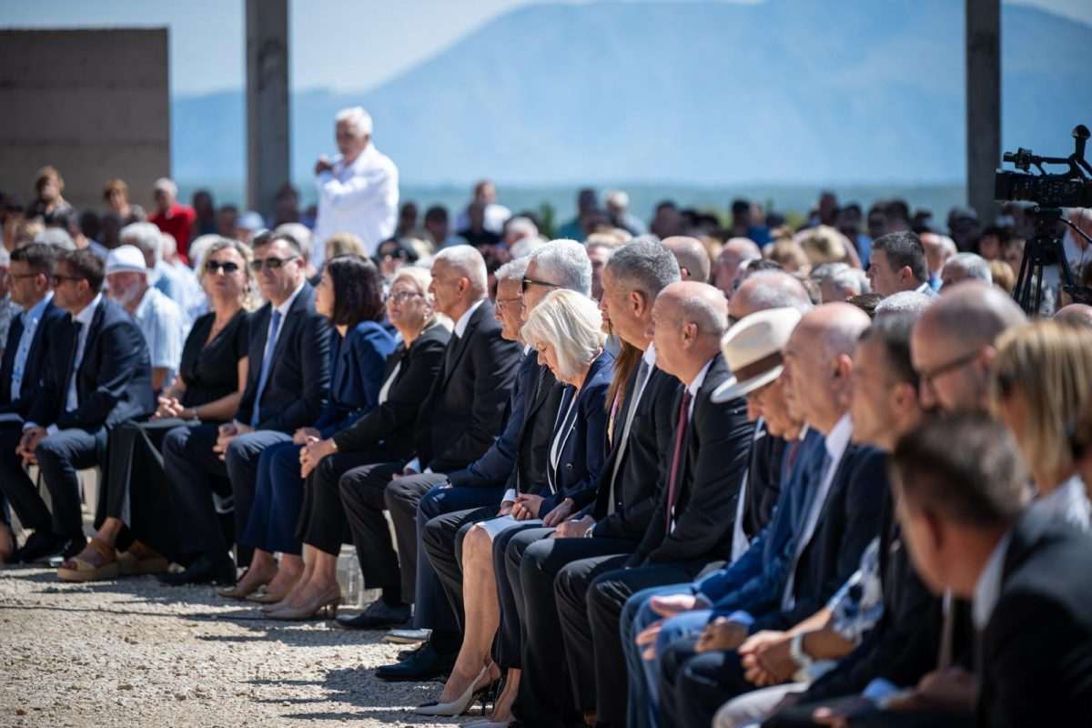 GROBLJE MIRA: 20.000 bijelih križeva – simbol žrtava, sjećanja i opomene GROBLJE MIRA: 20.000 bijelih križeva – simbol žrtava, sjećanja i opomene