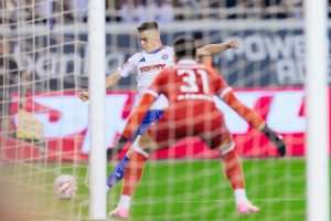 SVE RJEŠENO U FINIŠU: Hajduk s 3:0 razbio Slaven Belupo, Torcida izvjesila poruku upravi kluba