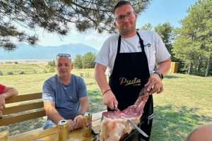 GODIŠNJE OKUPLJANJE NAKON ZAVRŠETKA TURNIRA MIŠKIH PREZIMENA: Domaći i iseljeni Mišani družili se na Puđinu podu uz pršut, sir, pečenje i razna pića