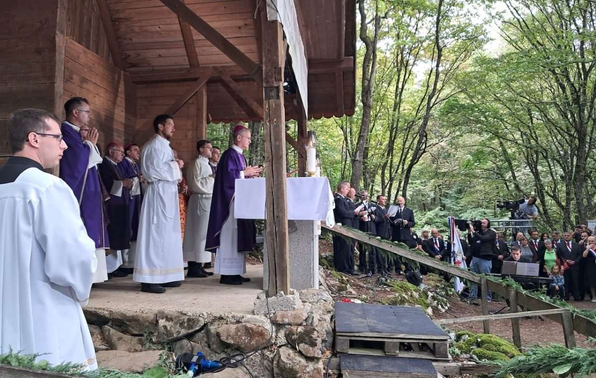 MINISTAR TOMO MEDVED NA JAZOVKI: Beskompromisna osuda strašnih zločina komunizma MINISTAR TOMO MEDVED NA JAZOVKI: Beskompromisna osuda strašnih zločina komunizma