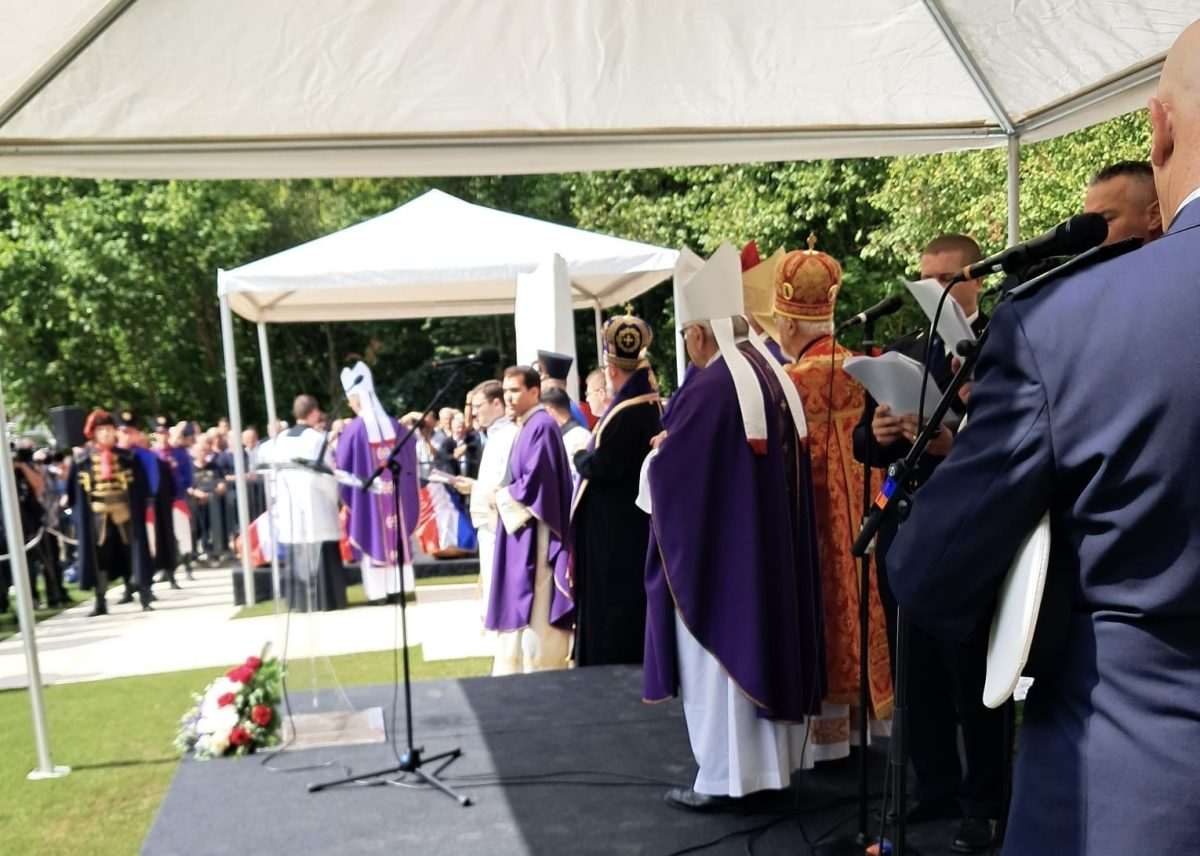 MINISTAR TOMO MEDVED NA JAZOVKI: Beskompromisna osuda strašnih zločina komunizma MINISTAR TOMO MEDVED NA JAZOVKI: Beskompromisna osuda strašnih zločina komunizma