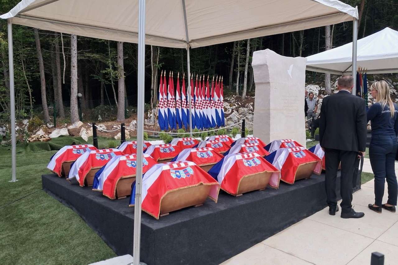HRVATSKA VLADA: Odajemo počast žrtvama i osuđujemo zločine svih totalitarnih režima HRVATSKA VLADA: Odajemo počast žrtvama i osuđujemo zločine svih totalitarnih režima