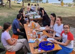 GODIŠNJE OKUPLJANJE NAKON ZAVRŠETKA TURNIRA MIŠKIH PREZIMENA: Domaći i iseljeni Mišani družili se na Puđinu podu uz pršut, sir, pečenje i razna pića