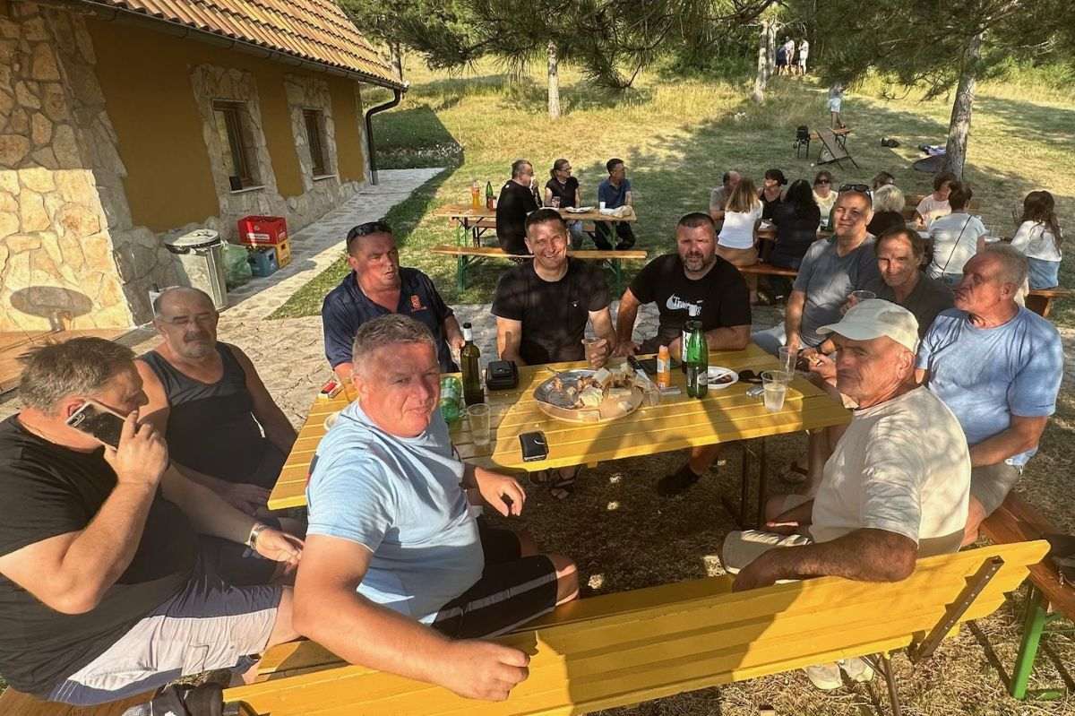 GODIŠNJE OKUPLJANJE NAKON ZAVRŠETKA TURNIRA MIŠKIH PREZIMENA: Domaći i iseljeni Mišani družili se na Puđinu podu uz pršut, sir, pečenje i razna pića GODIŠNJE OKUPLJANJE NAKON ZAVRŠETKA TURNIRA MIŠKIH PREZIMENA: Domaći i iseljeni Mišani družili se na Puđinu podu uz pršut, sir, pečenje i razna pića