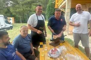 GODIŠNJE OKUPLJANJE NAKON ZAVRŠETKA TURNIRA MIŠKIH PREZIMENA: Domaći i iseljeni Mišani družili se na Puđinu podu uz pršut, sir, pečenje i razna pića